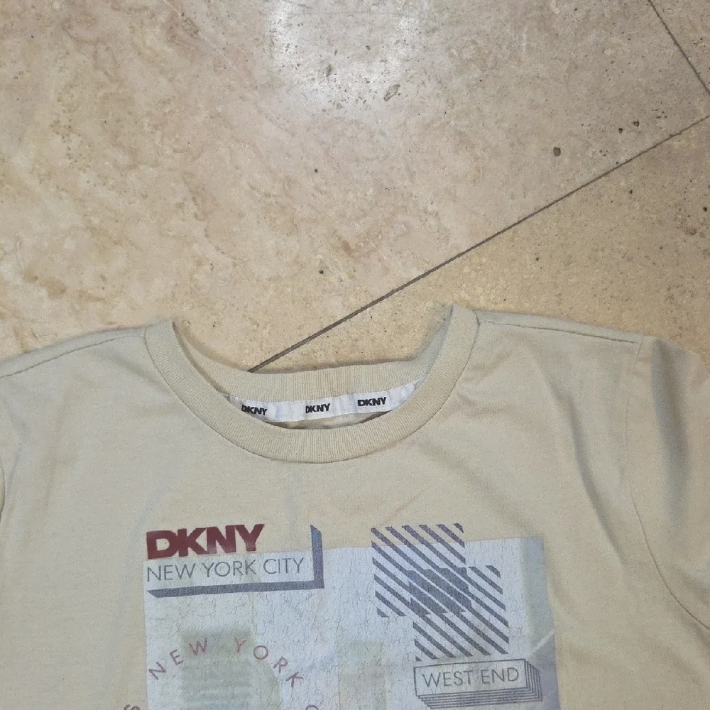 DKNY Men’s Beige Graphic Tee - New York City Print